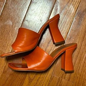 L’INTERVALLE burnt orange leather peep toe mule